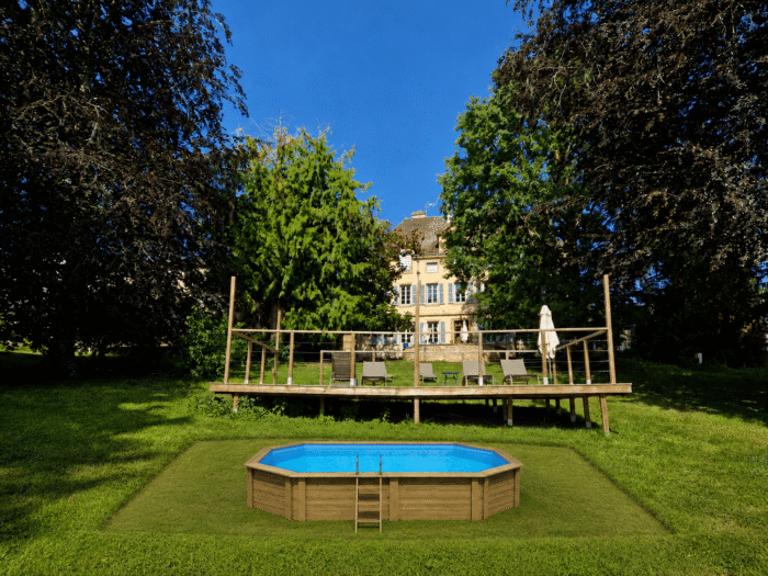 Piscine devant château Human Tempo